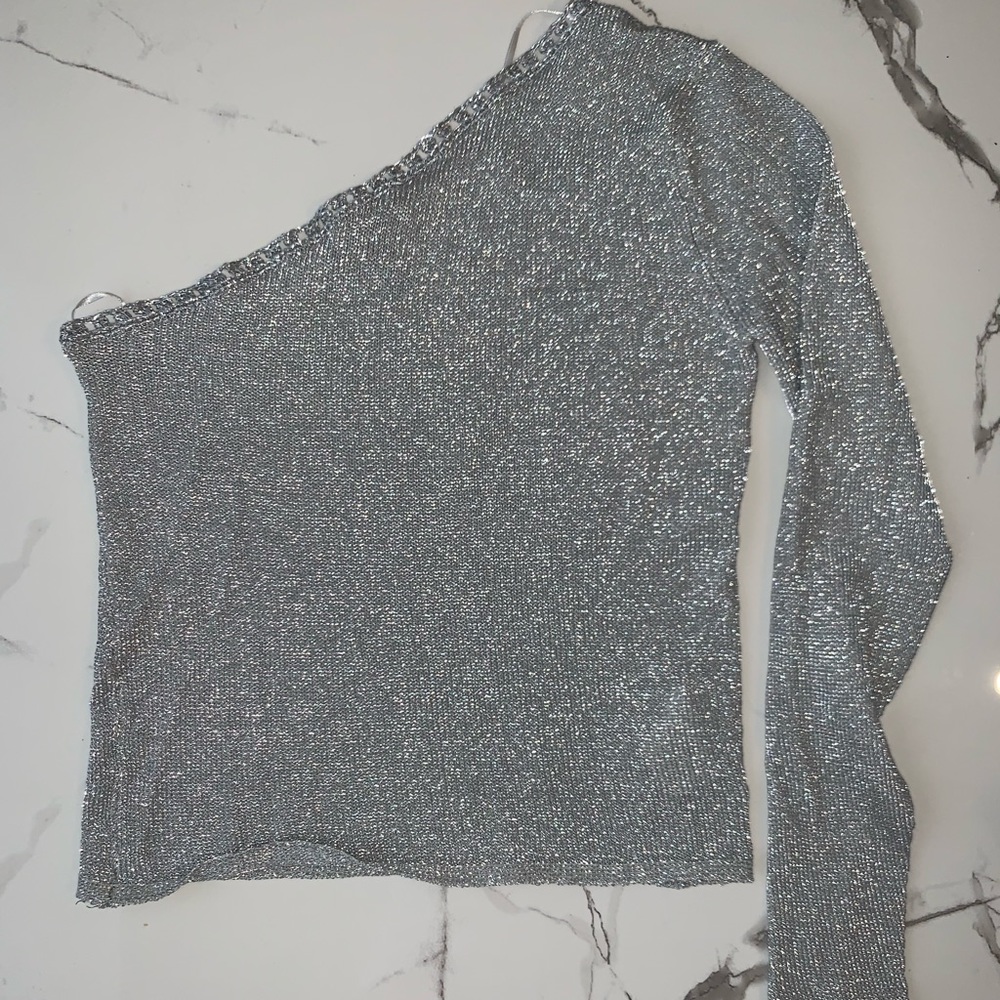 One shoulder shirt,